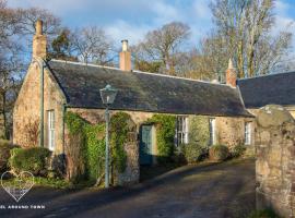 Stunning Stables Cottage in East Lothian Country Estate: North Berwick, National Museum of Flight yakınında bir otel