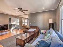 Pet-Friendly Belmar Cottage Less Than 1 Mi to Beach!，貝爾馬的飯店