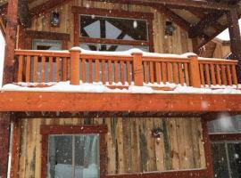 Kussy Chalet At Terry Peak Ski Resort, chalé alpino em Lead