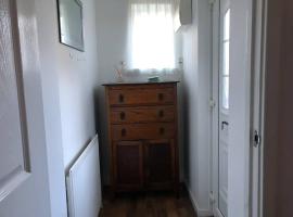 comfortable 2 bedroomed house, hotel in Shotton