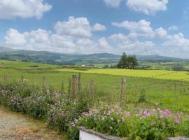 Summer Cottage located in rural Welsh Countryside, beautiful mountain views, Ideal for Snowdonia walkers, rumah kotej di Gwytherin