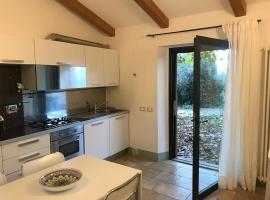 La casina, hotel with parking in Acquaviva