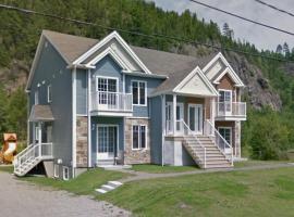 Condo Mont-Édouard 2, hotel in LʼAnse-Saint-Jean