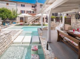 4 Bedroom Cozy Home In Peresiji, hotel a Peresiji