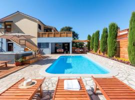 Amazing home in Marcana with 6 Bedrooms, Jacuzzi and Outdoor swimming pool, villa in Loborika