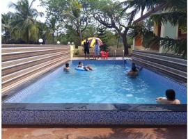 Sunset Villa Stay with Pool، فندق يسمح بالحيوانات الأليفة في آليباغ