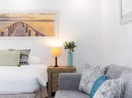 A3 Modern Apt with Free Parking and Private Bathroom