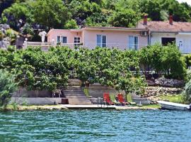 Apartment Bacinska Jezera With Lake View Ix, hotel in Ploče