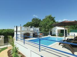 Nice Home In Motovun With Private Swimming Pool, Can Be Inside Or Outside, feriebolig i Motovun
