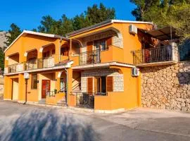 Cozy Apartment In Modric With House A Panoramic View