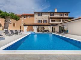 Awesome Home In Svetvincenat With Jacuzzi, casa de campo em Peresiji