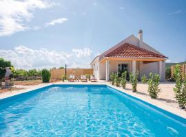 Nice Home In Radonic With Outdoor Swimming Pool, hotell med parkeringsplass i Radonić