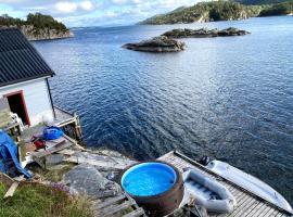 Bergen/Sotra: Sea cabin. Spa. Fishing. Boat, hotel con estacionamiento en Haganes