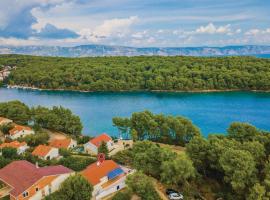 2 Bedroom Lovely Home In Vrboska, hotell i Vrboska