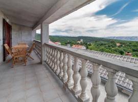 3 Bedroom Stunning Apartment In Novi Vinodolski, casă de vacanță din Donji Zagon