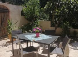 Maison provençale - 2 chambres - 2,5km de la plage, pet-friendly hotel in Cassis