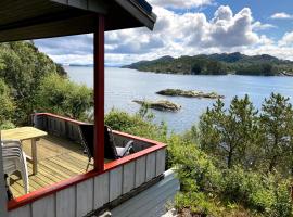 Bergen/Sotra:Waterfront cabin(s).Boat.Fish.Jacuzzi, atostogų namelis mieste Haganes