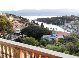 1 Bedroom Cozy Apartment In Supetar-splitska, nastanitev ob plaži v mestu Splitska