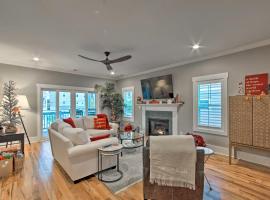 Bright Coastal Abode with Porch and Beach Access!, hotel v destinaci Carolina Beach