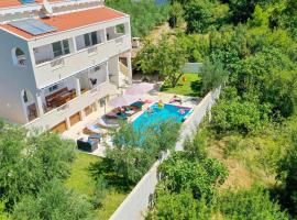 Awesome Home In Kastel Sucurac With Private Swimming Pool, Can Be Inside Or Outside – willa w mieście Kaštel Sućurac