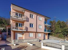 1 Bedroom Nice Apartment In Volosko, hotel v destinaci Volosko