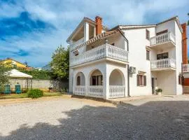 2 Bedroom Awesome Apartment In Omisalj