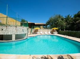 Casa em condomínio com piscina na melhor localização de Búzios - água e luz cobrados à parte, hotel em Búzios