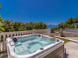 Gorgeous Home In Smrika With Jacuzzi, hotel in Šmrika