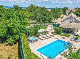 Nice Home In Glavina Gornja With Private Swimming Pool, Can Be Inside Or Outside, hotel sa parkingom u gradu Gornja Glavina