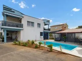 1 Bedroom Stunning Apartment In Vrh