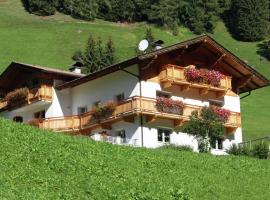 A well kept holiday home full of atmosphere and with a wooden decor, complex de schi din Außervillgraten