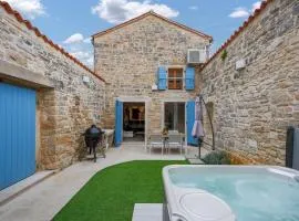 Amazing Home In Svetvincenat With Jacuzzi