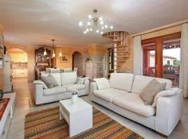 3 Bedroom Stunning Apartment In Galizana