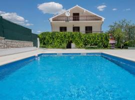 Awesome Home In Runovic With Wifi, alquiler vacacional en Runović