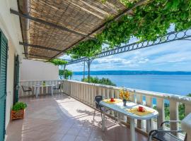 Cozy Apartment In Omis With House Sea View, beach rental in Zakučac