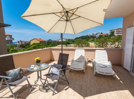 Lovely Apartment In Podstrana With Wifi, hotel v destinaci Podstrana