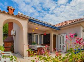 Gorgeous Apartment In Cres With Kitchen