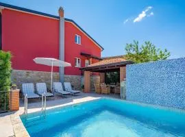 Beautiful Apartment In Vizinada With 2 Bedrooms, Wifi And Outdoor Swimming Pool
