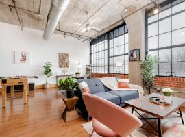 CozySuites Stunning 1BR Adler Loft with Parking, hotel in Saint Louis