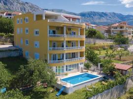 Amazing Apartment In Zrnovnica With Outdoor Swimming Pool, hotel cu parcare din Korešnica