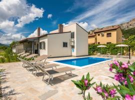 Awesome Home In Jurandvor With 3 Bedrooms, Wifi And Outdoor Swimming Pool, villa in Jurandvor