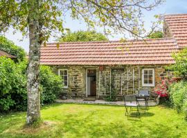 Gorgeous Home In Quettehou With Wifi, hotel i Quettehou