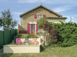 3 Bedroom Nice Home In Lahitte Toupire, tradicionalna kućica u gradu 'Lahitte-Toupière'