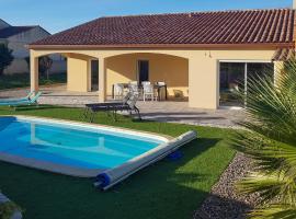 Nice Home In Quarante With 3 Bedrooms, Wifi And Outdoor Swimming Pool, hotel v destinácii Quarante