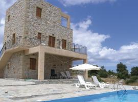 Awesome home in Kalamate with 3 Bedrooms and Outdoor swimming pool, hotel in Málta