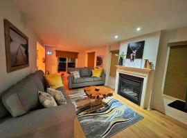 Luxurious Blue Mountain 3BR & 3BTH Walk-in to Village, hotel en The Blue Mountains