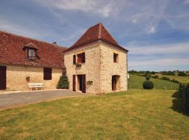 Awesome Home In La-chapelle-saint-jean With 3 Bedrooms And Outdoor Swimming Pool、La Chapelle-Saint-Jeanの駐車場付きホテル