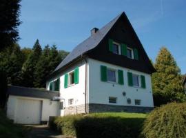 Holiday home with terrace in Sauerland، كوخ في بريلون