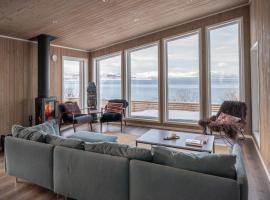 Lyngen Alps Panorama, holiday home in Russelv