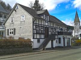 Cozy holiday home with WiFi in Hochsauerland, hotel with parking in Elpe